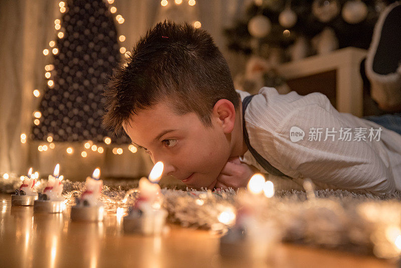 可爱的小男孩享受节日