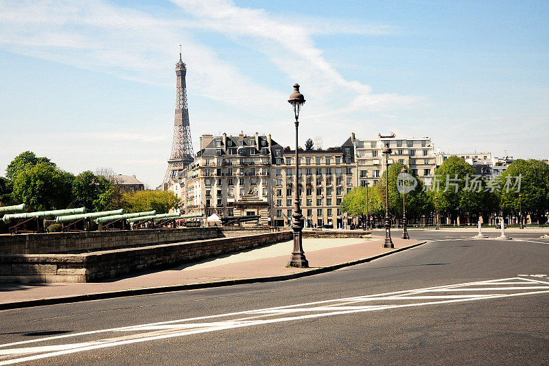 巴黎:埃菲尔铁塔、荣军院和街道在新冠肺炎疫情期间空无一人。