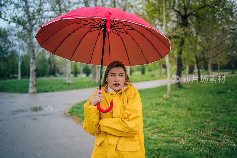 一个女人站在雨中冻僵了