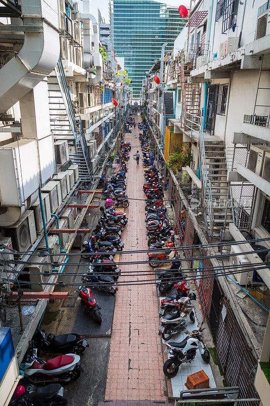 曼谷大街上有很多摩托车