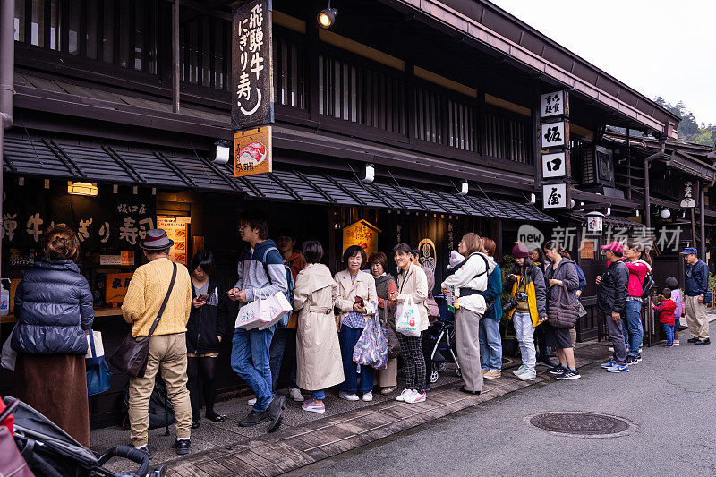 在日本高山老城，人们排队购买著名的飞驒牛肉寿司。