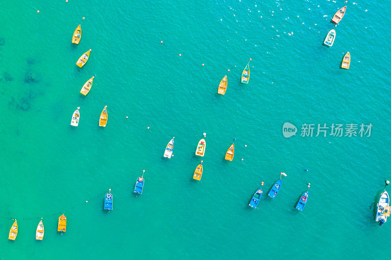 船停泊在海滩上