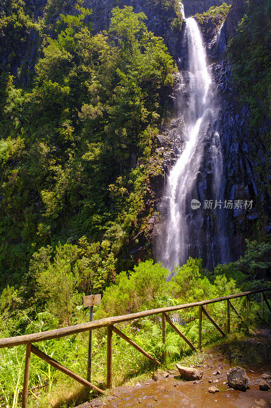 在美丽的夏日里，马德拉岛附近的山区里的里斯科瀑布Rabaçal和勒瓦达做里斯科步道