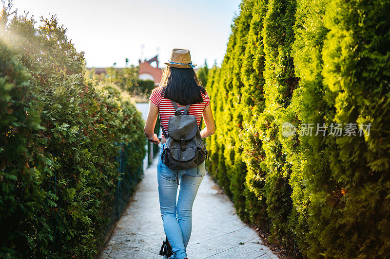 年轻女子驾驶电动踏板车