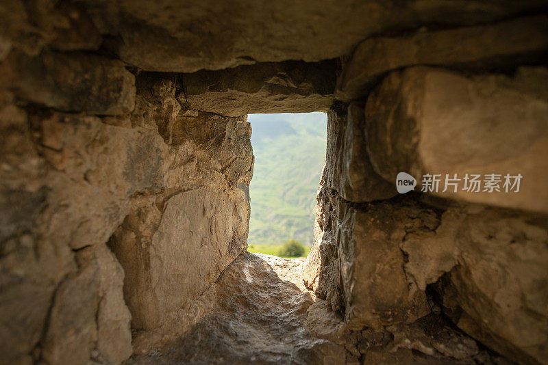 美丽的古老堡垒在北奥塞梯的山区。