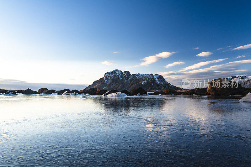 挪威北部Vesteralen群岛冬日的冰雪景观