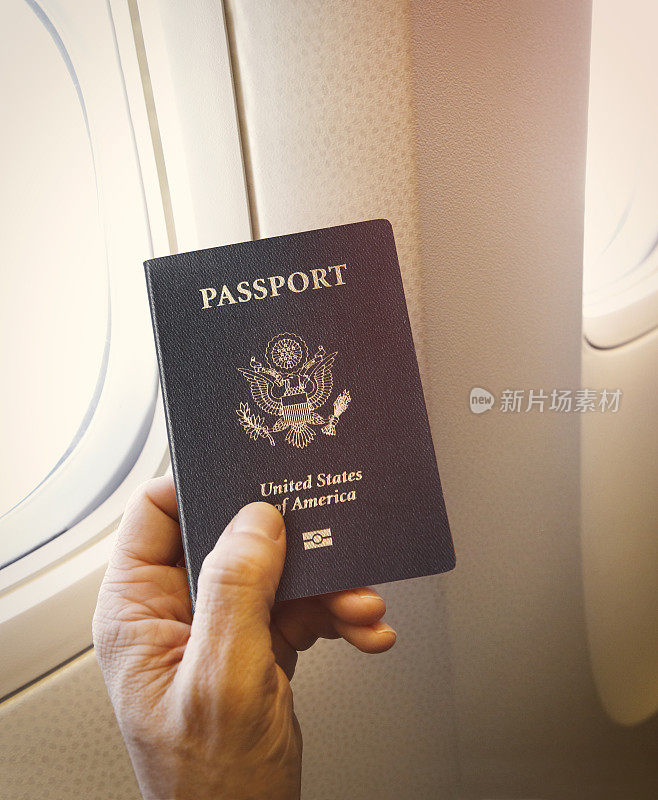 持美国护照登机的乘客