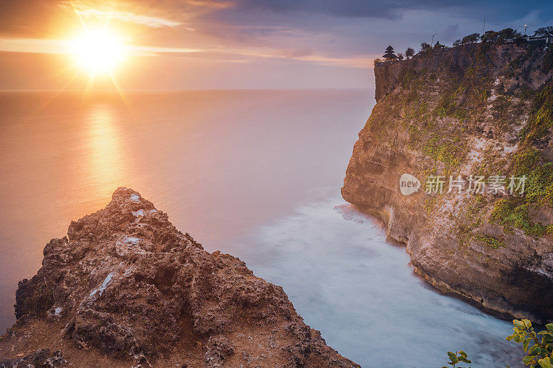 印度尼西亚巴厘岛日落时热带海滩海的宽角视图