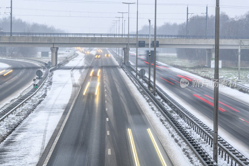 冬季暴风雪期间高速公路上的交通