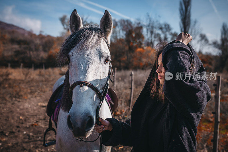 向马表达爱意的女人。