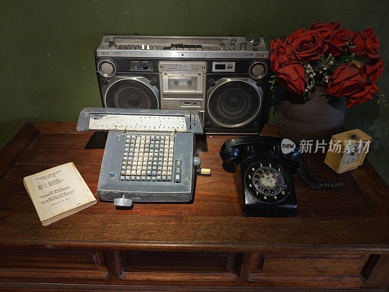 越南，木桌上的旧电话和过时的电子设备
