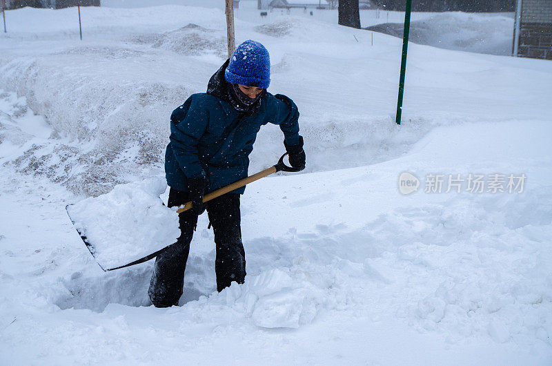 小男孩在铲雪