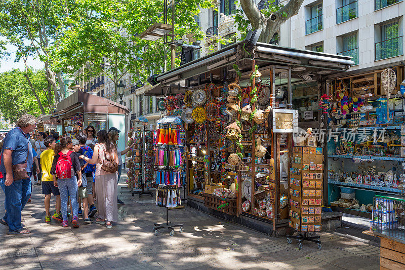 在巴塞罗那历史中心著名的步行街兰布拉售卖不同的纪念品。
