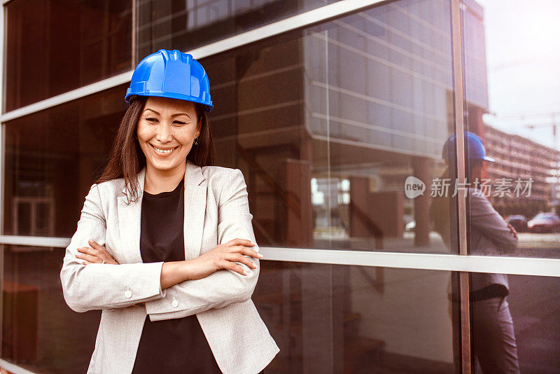 建筑工地上女建筑师的肖像