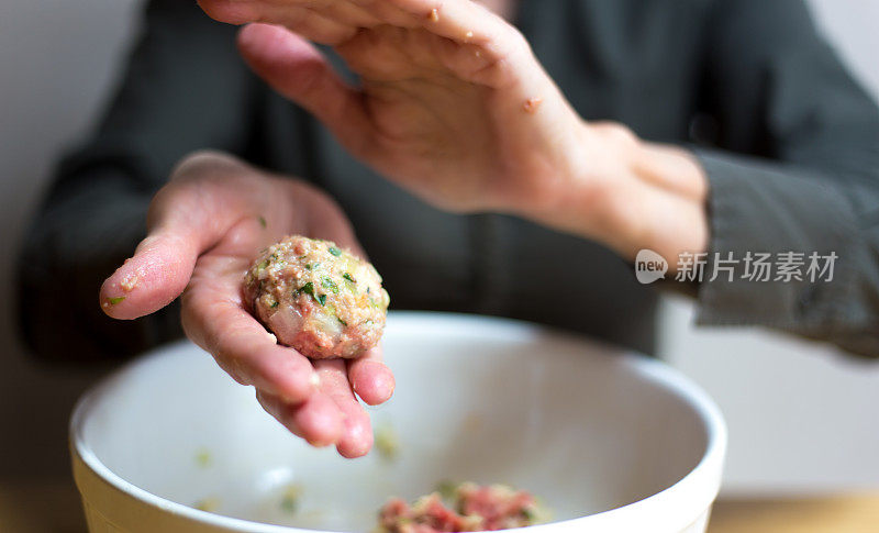 女人滚动肉丸特写