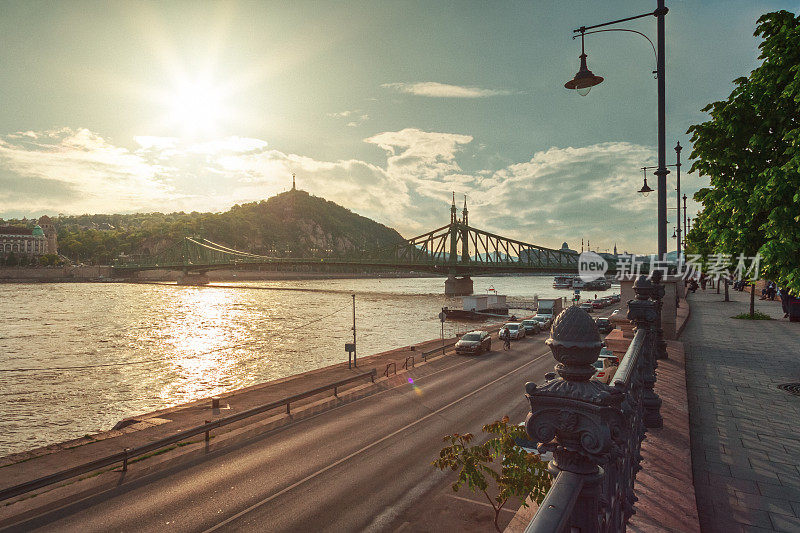 多瑙河和自由大桥构成了布达佩斯的城市景观