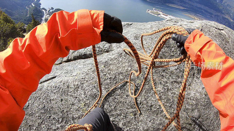登山者在山脊上组织登山绳索