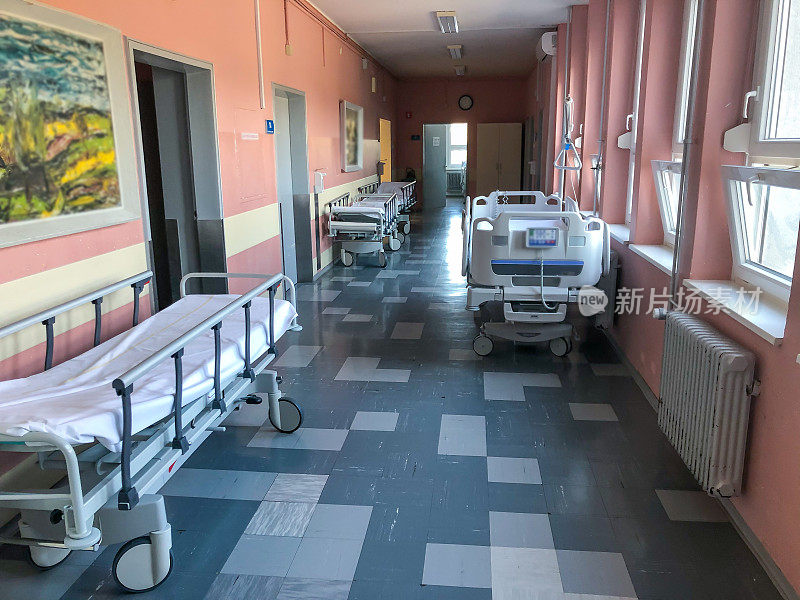 有病床的医院走廊
