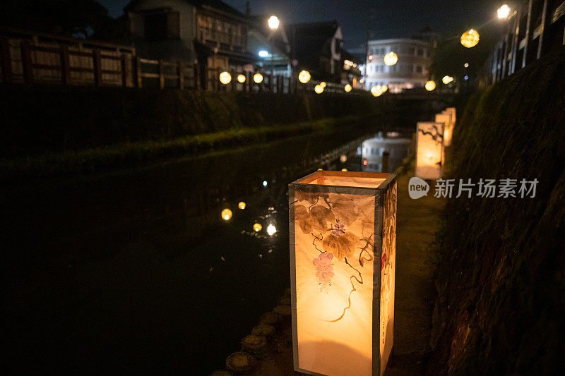 在日本传统的竹节里，五颜六色的蜡烛灯在夏天
