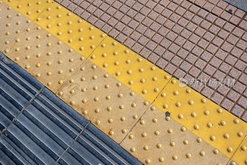 马纳罗拉火车站的地面人行道