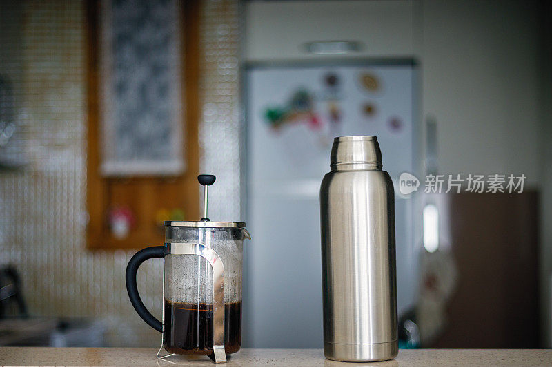 法式压滤咖啡和热水瓶