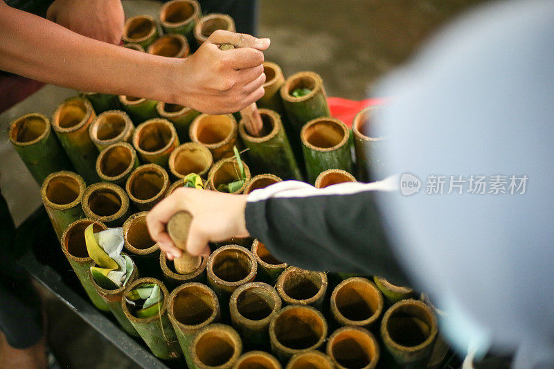 典型的亚洲食物――“Lemang”(芭蕉叶包竹蒸糯米)