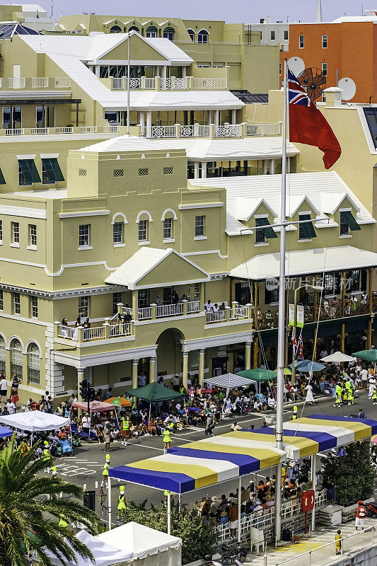 这是汉密尔顿百慕达的年度游行被称为年度遗产日游行或百慕达日游行，其中总是包括Gombey舞者。