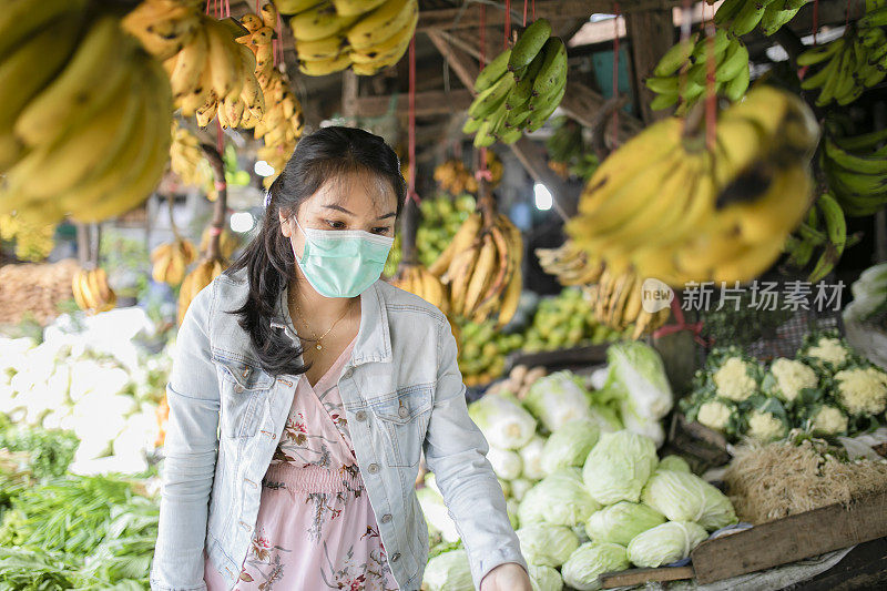 孕妇在街头市场买水果