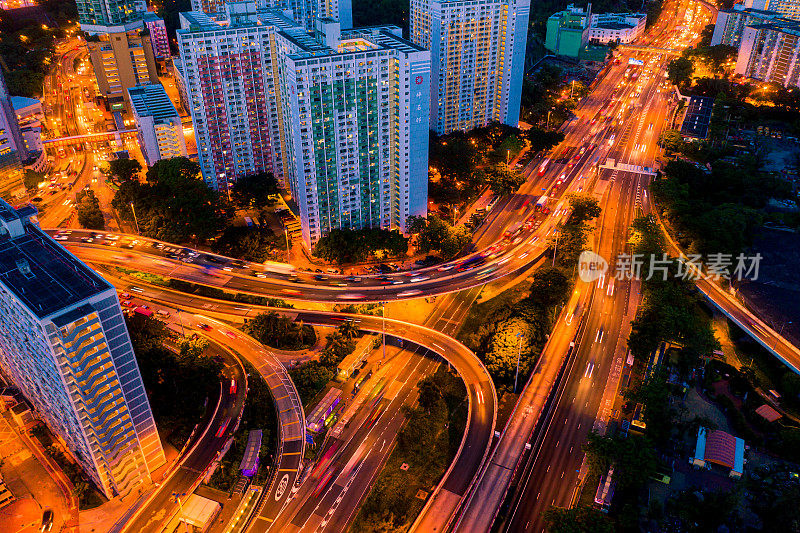 九龙之夜鸟瞰图，街道及公路上的灯光