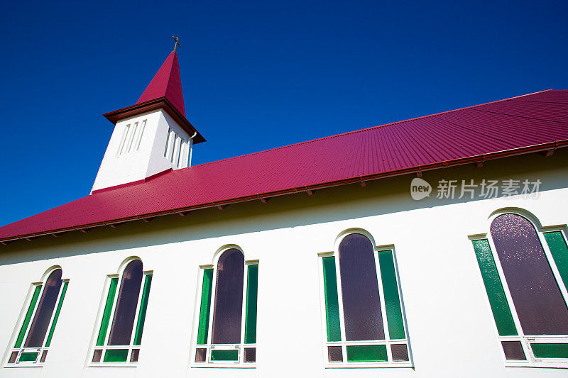 冰岛，维克:红白阳光教堂(Reyniskirkja)，蓝天