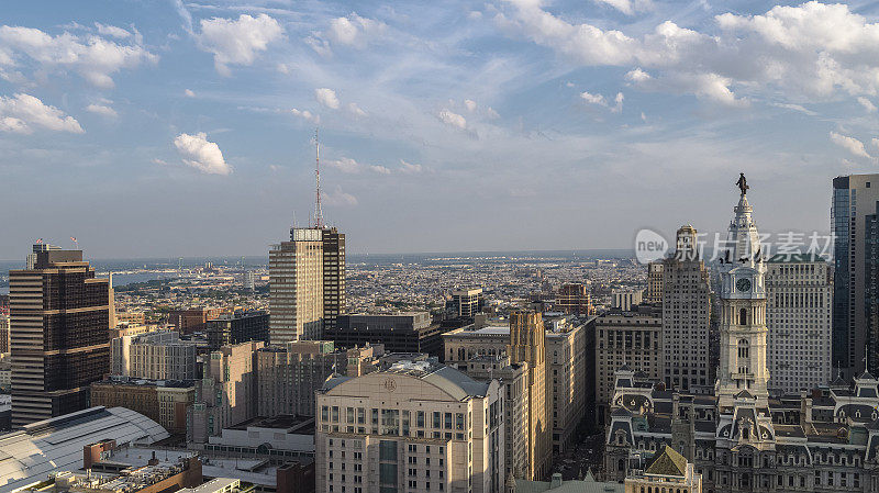 鸟瞰图的费城市政厅与城市全景的背景。
