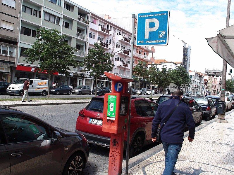 阿威罗城市在葡萄牙欧洲，停车票自动售货机，人，建筑外观