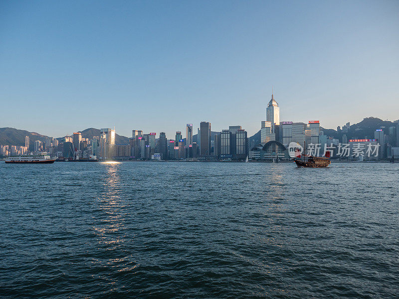 日落时分，香港维多利亚港的舢板