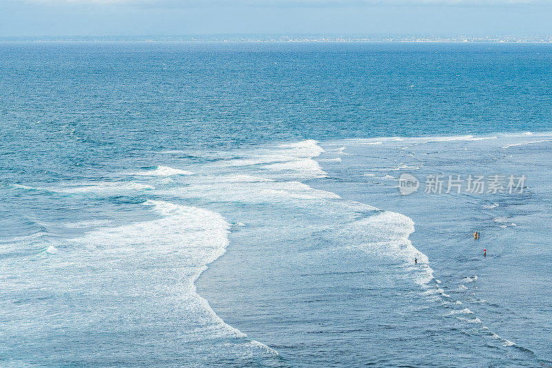 巨大的海浪冲击着珊瑚圈。从以上观点。