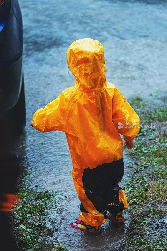 倾盆大雨中的乐趣