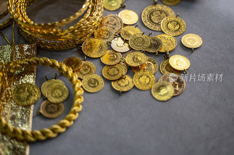 特写的黄金珠宝和金币在商店出售