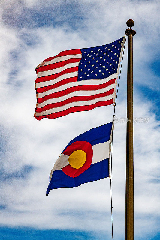 美国和科罗拉多州的国旗在凉爽的秋风中飘扬
