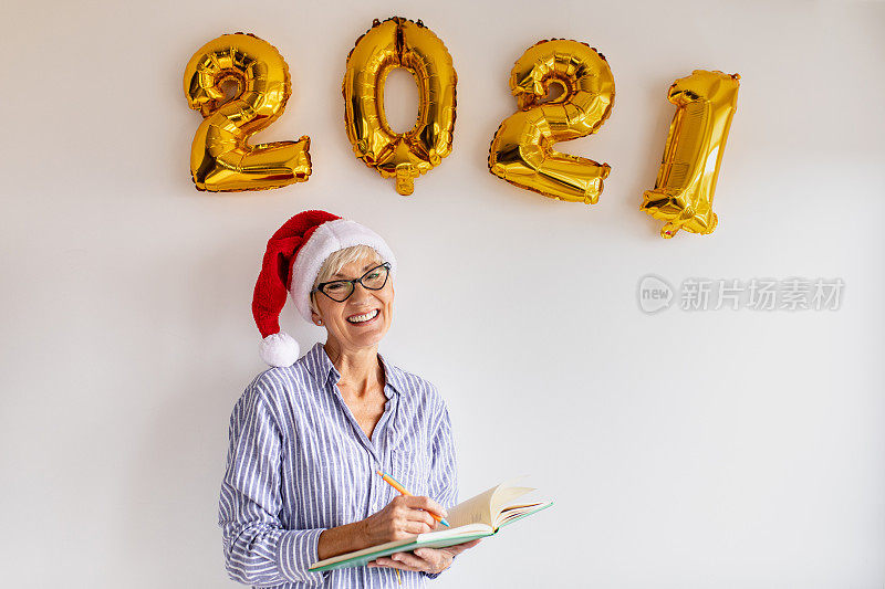 高级女性庆祝2021年新年的照片