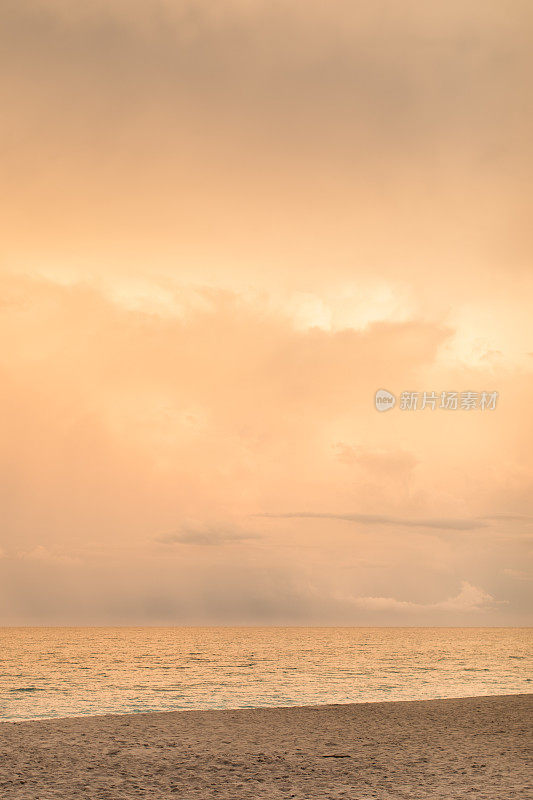 佛罗里达棕榈滩的粉色多云日落