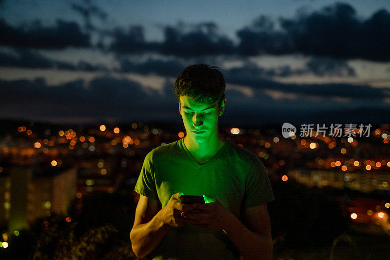 青少年在黄昏使用智能手机