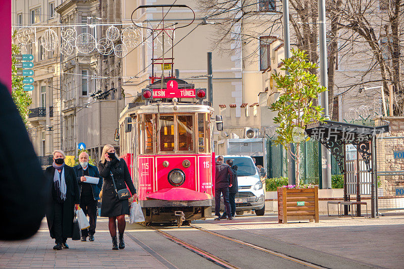 早晨最著名的taksim广场，有红色复古复古的电车