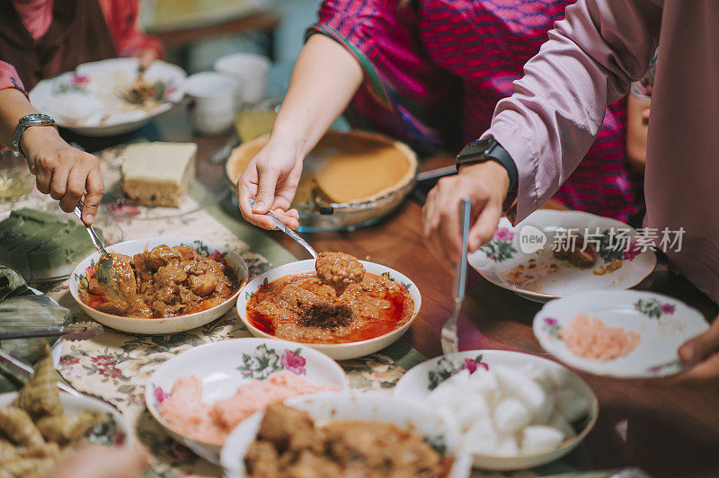 斋月开斋节高角马来西亚马来人家庭团聚晚餐什锦马来食物在家里庆祝开斋节