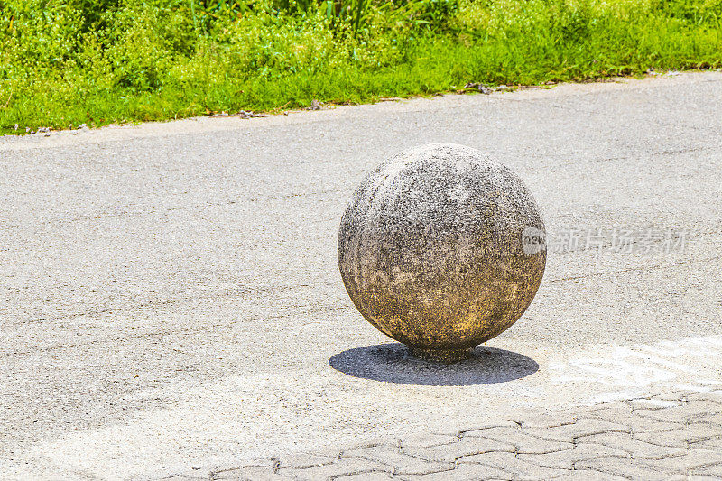 墨西哥卡门海滩人行道上装饰的石头、岩石、水泥球。
