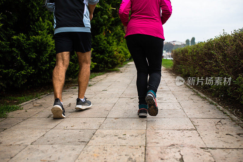 一对成熟的夫妇从后面跑过来的短镜头