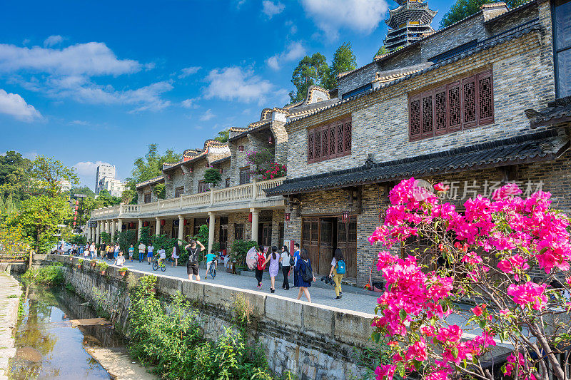 在中国深圳，许多游客在传统的港坑客家村度假