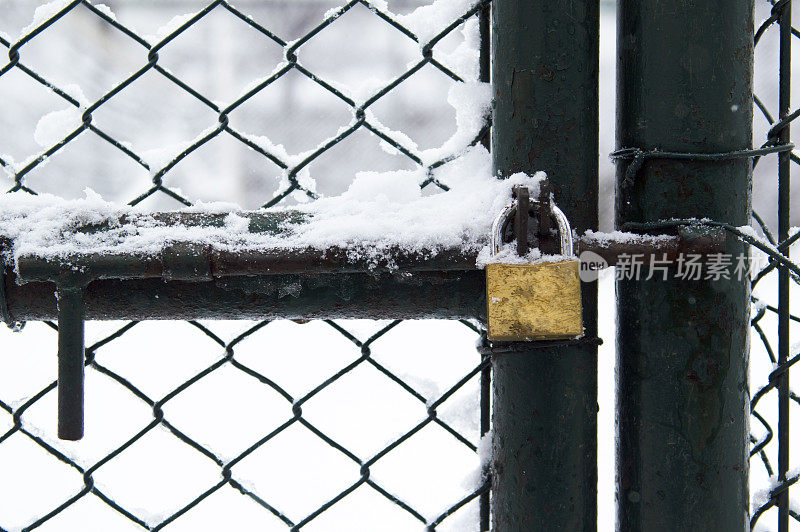 被冰雪覆盖的水闸