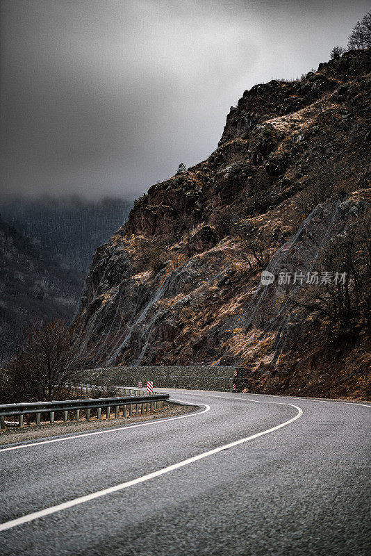 朦胧的道路穿过群山