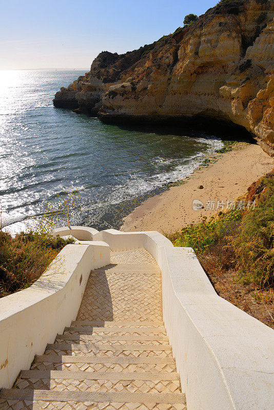 沿着蜿蜒的楼梯，来到葡萄牙阿尔加维的卡沃埃罗的帕莱索海滩