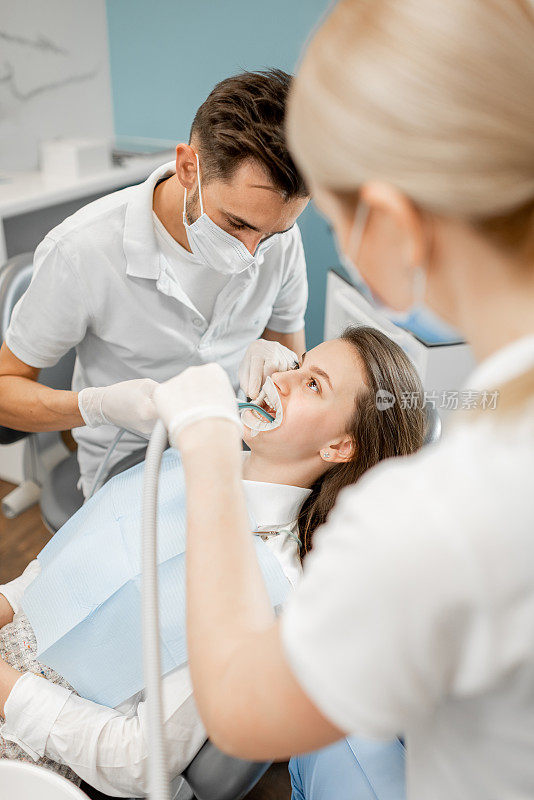 在定期进行牙齿矫正治疗时戴牙套的病人