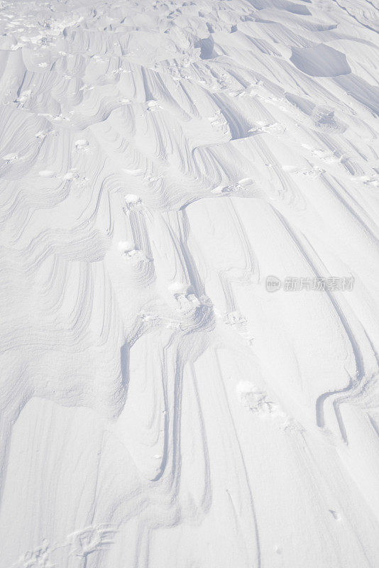 冰冻的雪地上波浪的形状